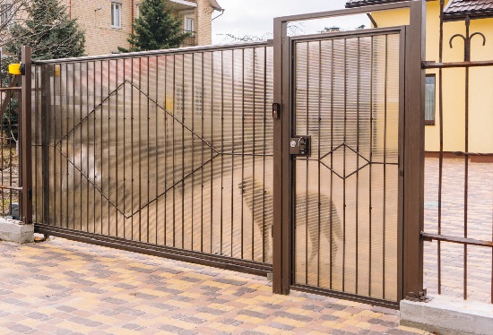 Купить ворота из профлиста с элементами ковки, с металлическими столбами в рамке или под дерево в Сергиевом Посаде от 155385 руб